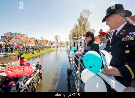 Battle Group Polen Kommandant Oberstleutnant Steven Gventer und andere Führer der Kampfgruppe helfen Stadtbeamten, die Parade der geschmückten Booten zu beurteilen, wie sie durch den Kanal als Teil der Stadt Drehbrücke Zeremonie in Gizycko, Polen 1.Mai übergeben. Battle Group Polen Soldaten beteiligte sich an mehreren patriotischen Themen-Events in Gizycko und Orzysz 1-3 Mai 2017 anlässlich die polnischen Ferienzeit Majówka. (Foto: US-Armee Sgt. 1. Klasse Patricia Deal/freigegeben) Stockfoto