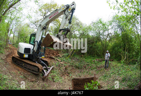 BOULOGNE SUR MER, Frankreich – hilft ein Bagger im clearing Vegetation während einer Verteidigungsagentur POW/MIA Accounting-Erholung-Mission befindet sich in einem Wald in der Nähe von Boulogne-Sur-Mer, Frankreich am 2. Mai 2017. Das DPAA-Team ist auf der Suche nach ein US Army Air Force Flieger, die auf tragische Weise ums Leben kam, während des Fluges seine P - 47D-Flugzeuge am Oktober 1943 während des zweiten Weltkriegs. (Foto: U.S. Air Force TSgt Brian Kimball) Stockfoto