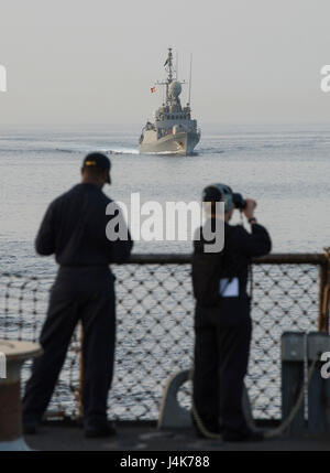 Suchen Sie Persischen Golf (2. Mai 2017) Seemann Paul Greene, links, und Seaman Brandi Harrington, USS Mahan (DDG-72), zugewiesen Kontakte, wie A Royal Saudi Navy Patrouille Kanonenboot (Rakete) neben die Mahan während Nachschub bei Meer Training in den Persischen Golf während der Übung nautischen Union 17 zieht.  Nautische Union ist eine bilaterale Multi-dimensionale Bewegung zwischen den USA und Saudi-Arabien, das fördert die Interoperabilität, Cross-Training und maritime Sicherheitsoperationen, Verbündete und Partner, beruhigen bewahren, die Freiheit der Schifffahrt und den freien Fluss des Handels in der Region. (US Stockfoto