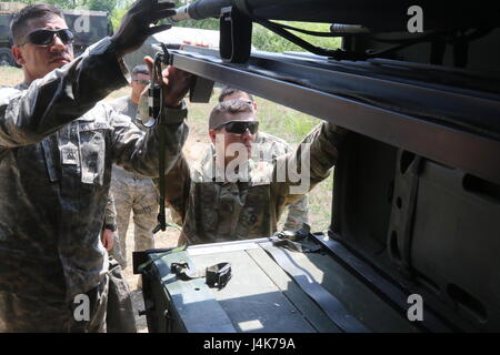 Soldaten, 70. Brigade Support Battalion, 210. Feldartillerie Brigade zugewiesen 2nd Infantry Division/ROK / USA kombiniert Division lädt einen Wurf in ein M997, ein Feld Wurf Krankenwagen, bei LTA130, Südkorea, 3. Mai 2017. Die MEDEVAC-Ausbildung bietet Soldaten Möglichkeiten, ihre Fähigkeiten zu verbessern und ihre Krieger Aufgaben beherrschen. Stockfoto