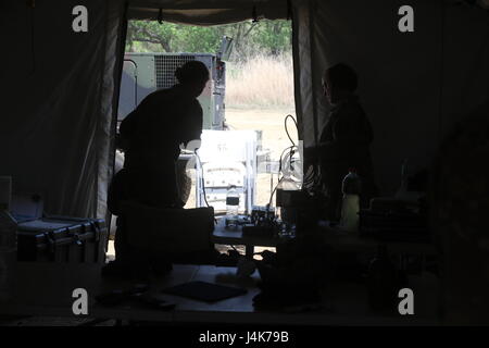 Soldaten, 70. Brigade Support Battalion, 210. Feldartillerie Brigade zugewiesen 2nd Infantry Division/ROK / USA kombiniert Division Rollup Ethernet-Kabel, wie das Gerät beginnt ein tactical Operations Center am LTA130, Südkorea, 3. Mai 2017 brechen. Das Abreißen der ein Inhaltsverzeichnis (TOC-Sprung) bietet Soldaten training wie Sie schnell und effizient bewegen Ausrüstung und Personal an einen anderen Speicherort minimal im Voraus. Stockfoto