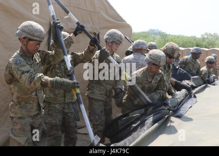 Soldaten, 70. Brigade Support Battalion, 210. Feldartillerie Brigade zugewiesen bricht 2nd Infantry Division/ROK / USA kombiniert Division ein tactical Operations Center am LTA130, Südkorea, 3. Mai 2017. Das Abreißen der ein Inhaltsverzeichnis (TOC-Sprung) bietet Soldaten training wie Sie schnell und effizient bewegen Ausrüstung und Personal an einen anderen Speicherort minimal im Voraus. Stockfoto