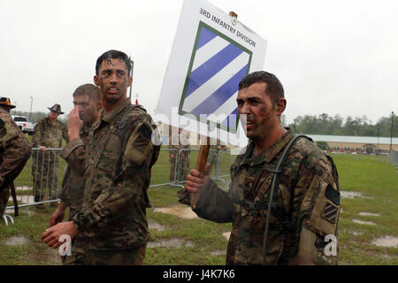 Sgt. Evan Gunther (rechts), Teamleiter mit der 3. US-Infanteriedivision Kader für Gainey Pokalwettbewerb, wirft die 3. ID Zeichen signalisieren ihren Abschluss des Wettbewerbs Final kostenlos Veranstaltung 4. Mai 2017 in Fort Benning, Georgia. 3. ID Kader wurde zweite im 2017 Gainey Cup-Wettbewerb, das die Kompetenz zur Schau stellt, körperliche und geistige Ausdauer und Kampfgeist der Aufklärung Soldaten in Recon und Kavallerie Formationen. (US Armee-Foto von Staff Sgt. Candace Mundt/freigegeben) Stockfoto