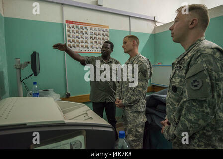 Onesime Kaoueye, Chef biomedizinische Techniker zeigt US Army Reserve Chief Warrant Officer 2 Doug Sires, ein Wartungstechniker Gesundheit Dienstleistungen und Warrant Officer Candidate Aaron Liwosz, Spezialist für biomedizinische Geräte beide 3. medizinische Führungsunterstützung Bereitstellung im Waldpark, Ga., verschiedene medizinische Geräte während medizinische Bereitschaft Übung 17-3 bei militärischen Lehrkrankenhaus in N'Djamena, Tschad, Mai 4 zugeordnet. Die Techniker Partner Medizintechnik diagnostische Tests durchführen und nicht funktionsfähige medizinischen Geräte zu reparieren. Die für beide Seiten vorteilhafte Übung bietet opp Stockfoto