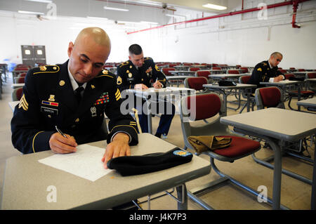 Sgt. Felix Garcia, schreibt ein Finanzmanagement-Techniker mit 311. Expeditionary Sustainment Command, führt einen Aufsatz während der beste Krieger-Wettbewerb veranstaltet von der 79. SSC in Camp Pendleton, Kalifornien, 4. Mai 2017.     Der US Army Reserve 79. Sustainment Support Command Gastgeber ihre 2017 besten Krieger Wettbewerbs in Camp Pendleton, Kalifornien, Mai 3-6. Die besten Krieger-Wettbewerb sucht die besten Kandidaten, der ein Soldat der US-Armee definiert durch Tests Soldaten körperlich und geistig. Der Wettbewerb bestand aus ein Soldat und ein Unteroffizier aus vier separ Stockfoto