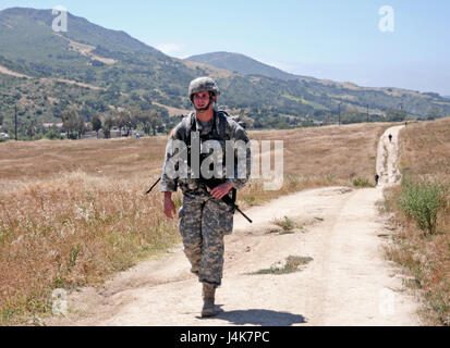 SPC. Mitchell Willyard, Spezialist für Personalwesen mit Combat 620th Sustainment Support Battalion, führt einen 6,2-Meile Ruck März während der beste Krieger-Wettbewerb veranstaltet von der 79. SSC in Camp Pendleton, Kalifornien, 4. Mai 2017.     Der US Army Reserve 79. Sustainment Support Command Gastgeber ihre 2017 besten Krieger Wettbewerbs in Camp Pendleton, Kalifornien, Mai 3-6. Die besten Krieger-Wettbewerb sucht die besten Kandidaten, der ein Soldat der US-Armee definiert durch Tests Soldaten körperlich und geistig. Der Wettbewerb bestand aus ein Soldat und ein Unteroffizier aus f Stockfoto