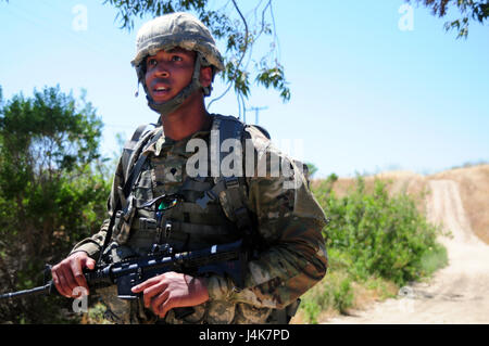 SPC. Charles Kirsche, paralegal Spezialist mit dem 79. Sustainment Unterstützung Befehl führt einen 6,2-Meile Ruck Marsch während der beste Krieger-Wettbewerb veranstaltet von der 79. SSC in Camp Pendleton, Kalifornien, 4. Mai 2017.     Der US Army Reserve 79. Sustainment Support Command Gastgeber ihre 2017 besten Krieger Wettbewerbs in Camp Pendleton, Kalifornien, Mai 3-6. Die besten Krieger-Wettbewerb sucht die besten Kandidaten, der ein Soldat der US-Armee definiert durch Tests Soldaten körperlich und geistig. Der Wettbewerb bestand aus ein Soldat und ein Unteroffizier aus vier separaten 1-st Stockfoto