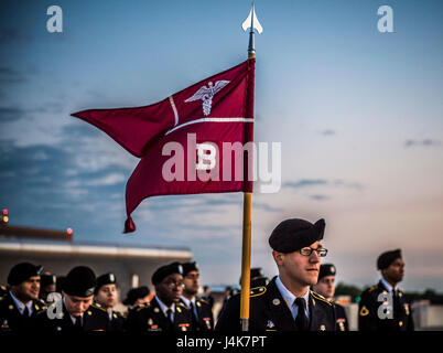 (FORT BELVOIR, Virginia (4. Mai 2017)--Hunderte von Service-Mitglieder in Fort Belvoir Community Hospital versammelten sich vor Tagesanbruch und ihre einzigartige Dienstleistungskultur und Anleihen als eines der nur zwei gemeinsame militärische medizinischen Einrichtungen in den USA während einer Feder Bildung und Uniform Übergang Zeremonie 4. Mai 2017 gefeiert.     Seefahrertradition seit 1817, feierlichen Bildung bedeutet den Wechsel vom Herbst/Winter, Frühjahr/Sommer Kleidung. In einer Show von Solidarität und Kameradschaft nahmen an der Veranstaltung als Zeichen der Unterstützung und t bekräftigen die US Army, Navy, Air Force und Public Health Service Stockfoto