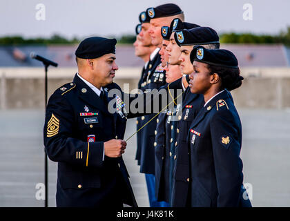 (FORT BELVOIR, Virginia (4. Mai 2017)--Hunderte von Service-Mitglieder in Fort Belvoir Community Hospital versammelten sich vor Tagesanbruch und ihre einzigartige Dienstleistungskultur und Anleihen als eines der nur zwei gemeinsame militärische medizinischen Einrichtungen in den USA während einer Feder Bildung und Uniform Übergang Zeremonie 4. Mai 2017 gefeiert.     Seefahrertradition seit 1817, feierlichen Bildung bedeutet den Wechsel vom Herbst/Winter, Frühjahr/Sommer Kleidung. In einer Show von Solidarität und Kameradschaft nahmen an der Veranstaltung als Zeichen der Unterstützung und t bekräftigen die US Army, Navy, Air Force und Public Health Service Stockfoto