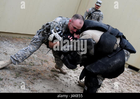 SPC. Justin Rafferty, Spezialist für Erdöl Versorgung mit der 910th Quartermaster Company, dämpft ein "hochwertige Ziel" während der beste Krieger-Wettbewerb veranstaltet von der 79. SSC in Camp Pendleton, Kalifornien, 5. Mai 2017.     Der US Army Reserve 79. Sustainment Support Command Gastgeber ihre 2017 besten Krieger Wettbewerbs in Camp Pendleton, Kalifornien, Mai 3-6. Die besten Krieger-Wettbewerb sucht die besten Kandidaten, der ein Soldat der US-Armee definiert durch Tests Soldaten körperlich und geistig. Der Wettbewerb bestand aus ein Soldat und ein Unteroffizier aus vier separaten ein- Stockfoto