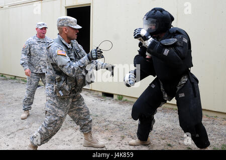 Sgt. Felix Garcia, ein Finanzmanagement-Techniker mit dem 311. Expeditionary Sustainment Command, dämpft ein "hochwertige Ziel" während der beste Krieger-Wettbewerb veranstaltet von der 79. SSC in Camp Pendleton, Kalifornien, 5. Mai 2017.     Der US Army Reserve 79. Sustainment Support Command Gastgeber ihre 2017 besten Krieger Wettbewerbs in Camp Pendleton, Kalifornien, Mai 3-6. Die besten Krieger-Wettbewerb sucht die besten Kandidaten, der ein Soldat der US-Armee definiert durch Tests Soldaten körperlich und geistig. Der Wettbewerb bestand aus ein Soldat und ein Unteroffizier aus vier Stockfoto