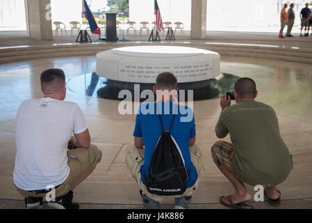 US-Marines mit dem 4. Marine Regiment, Sitz in Okinawa, Japan, besuchen die Pacific War Memorial auf der Insel Corregidor, Cavite, 5. Mai 2017. Die 4. Marine Regiment Marines besuchte die Insel zu erfahren Sie mehr über die Geschichte und das Erbe ihrer Einheit, die eine wichtige Rolle in der Schlacht des zweiten Weltkriegs im Jahre 1942 spielte. (Foto: Senior Airman Corey Pettis US Air Force) Stockfoto