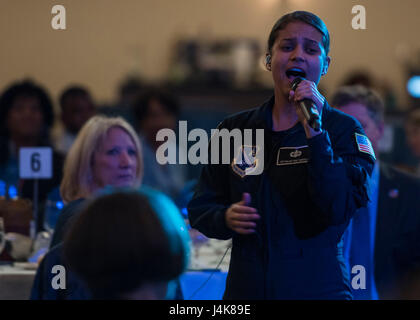 Techn. Sgt. Nalani Quintello, U.S. Air Force Band premier Rock Band Sänger führt während der ehrenamtlichen Kommandant Zeremonie im gemeinsamen Basis Andrews, MD., 5. Mai 2017. Die Community Outreach-Event begrüßt, erkannt und zog sich Mitglieder der JBA Honorary Kommandanten Programm in den verschiedenen Phasen ihrer zweijährigen Amtszeit. Während ihrer Zeit in das Programm sind ehrenamtliche Kommandanten eingeladen zur Teilnahme an verschiedenen Einbau-Veranstaltungen wie Orientierungen, Mission Slips, Touren und Flugshows. (Foto: Senior Airman Jordyn Fetter US Air Force) Stockfoto