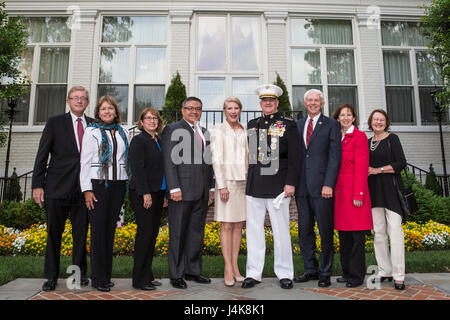 Marine Barracks Washington veranstaltet eine Abendparade, um hochrangige Beamte, angesehene Bürger und Unterstützer des Marine Corps zu ehren und dabei die militärischen zeremonielle Traditionen und das Protokoll hervorzuheben. Stockfoto