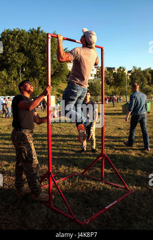 Sgt. Malcolm T. Richardson, Personalberater Recruiting Umspannwerk Southaven zählt ein Beale Street Music Festival-Teilnehmer Klimmzüge in Memphis, Tennessee, 6. Mai 2017. Marines mit RS Southaven führte eine Pull-up-Herausforderung während der Memphis in May International Festival. (Foto von Sgt. Mandaline Hatch US Marine Corps) Stockfoto