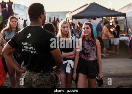 Sgt. Malcolm T. Richardson, Personalberater Recruiting Umspannwerk Southaven spricht mit Beale Street Music Festival-Teilnehmer in Memphis, Tennessee, 6. Mai 2017. Marines mit RS Southaven führte eine Pull-up-Herausforderung während der Memphis in May International Festival. (Foto von Sgt. Mandaline Hatch US Marine Corps) Stockfoto