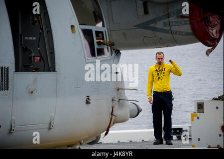 170505-N-ZQ712-0038 Pazifik (5. Mai 2017) Luftfahrt Boatswain Mate (Handling) Schiff 2. Klasse Anthony Kolm, gebürtig aus Longmont, Colorado, Führer, die einen Schlepper bewegt ein MV-22 Osprey Marine Tiltrotor Squadron 161 auf dem Flugdeck des amphibischen Angriffs zugewiesen USS America (LHA-6). Mehr als 1.800 Matrosen und 2.600 Marines zugewiesen, die Amerika amphibische bereit Gruppe (ARG) und der 15. Marine Expeditionary Unit (MEU) führen derzeit ein Composite Training Unit Übung (COMPTUEX) vor der Küste Süd-Kalifornien in Vorbereitung auf die ARG Bereitstellung später dieses ja Stockfoto