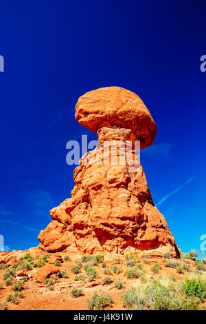 Balanced Rock - ein Findling schätzungsweise 3500 Tonnen Gewicht - sitzt thront auf einem prekären Sockel - Arches-Nationalpark, Utah, USA Stockfoto