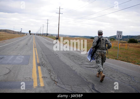 SPC. Kenny Ochoa, ein Jetboot-Operator mit der 481. Transportation Company, läuft auf der Straße während der Land Navigation Kurs Teil der besten Krieger Wettbewerb veranstaltet von der 79. SSC in Camp Pendleton, Kalifornien, 6. Mai 2017.     Der US Army Reserve 79. Sustainment Support Command Gastgeber ihre 2017 besten Krieger Wettbewerbs in Camp Pendleton, Kalifornien, Mai 3-6. Die besten Krieger-Wettbewerb sucht die besten Kandidaten, der ein Soldat der US-Armee definiert durch Tests Soldaten körperlich und geistig. Der Wettbewerb bestand aus ein Soldat und ein Unteroffizier aus fo Stockfoto