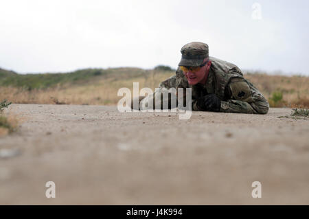 Sgt. Brandon Blue, kriecht horizontal Bauingenieur mit dem 786th Quartermaster Company, hohe während des 5 k-Challenge der besten Krieger Wettbewerb veranstaltet von der 79. SSC in Camp Pendleton, Kalifornien, 6. Mai 2017.     Der US Army Reserve 79. Sustainment Support Command Gastgeber ihre 2017 besten Krieger Wettbewerbs in Camp Pendleton, Kalifornien, Mai 3-6. Die besten Krieger-Wettbewerb sucht die besten Kandidaten, der ein Soldat der US-Armee definiert durch Tests Soldaten körperlich und geistig. Der Wettbewerb bestand aus ein Soldat und ein Unteroffizier aus vier sep Stockfoto