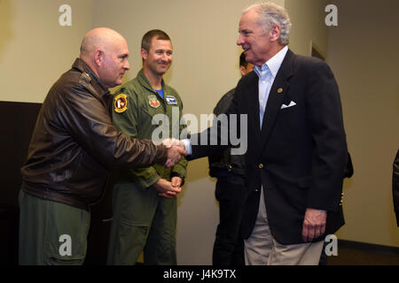 South Carolina Gouverneur Henry McMaster besucht die South Carolina National Guard Luft- und Boden-Expo auf McEntire Joint National Guard Base, 6. Mai 2017. Diese Expo ist eine kombinierte Waffen Demonstration der Fähigkeiten von South Carolina National Guard Flieger und Soldaten beim sagen Danke für die Unterstützung der Kolleginnen und Kollegen SüdCarolinians und den umliegenden Gemeinden präsentiert. (Foto: U.S. Air National Guard Senior Airman Ashleigh S. Pavelek) Stockfoto