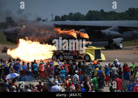 Der Shockwave Jet Truck tritt auf der Defenders of Liberty Air Show auf der Luftwaffenbasis Barksdale auf und demonstriert seine Hochgeschwindigkeitsfähigkeiten als Jet-betriebener Full-Size Truck. Stockfoto