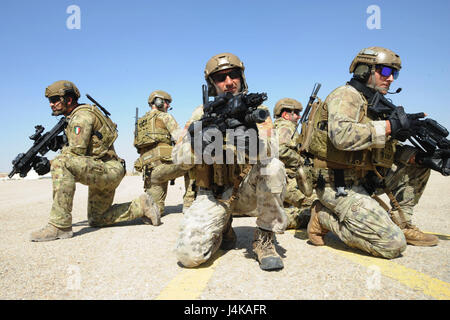 AMMAN, Jordanien (7. Mai 2017) italienische Flieger, der 17. Special Operations Wing, sichere einen Hubschrauber-Landeplatz, während eine Interoperabilität schnell Seil Aussetzung Übung im König Abdullah II Special Operations Training Center, im Rahmen der Übung Eager Lion zugewiesen. Begierig, Löwe eine jährliche US Central Command Übung in Jordanien soll um zu militärischer Beziehungen zwischen den USA, Jordanien und anderen internationalen Partnern zu stärken. Das diesjährige Iteration besteht aus etwa 7.200 Soldaten aus mehr als 20 Nationen, die Szenarien, die Grenze Secu antwortet Stockfoto