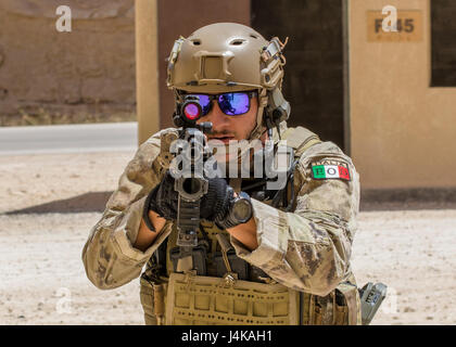 AMMAN, Jordanien (8. Mai 2017) ein Mitglied des italienischen Spezialeinheiten beteiligt sich an Kleinaggregat Taktiken auf der King Abdullah II Special Operations Training Center in Amman, Jordanien während eifrig Lion 2017. Begierig, Löwe eine jährliche US Central Command Übung in Jordanien soll um zu militärischer Beziehungen zwischen den USA, Jordanien und anderen internationalen Partnern zu stärken. Das diesjährige Iteration besteht aus etwa 7.200 Soldaten aus mehr als 20 Nationen, die auf Szenarien, die Grenzsicherung, Befehl und Steuerung, Cyber Defense und Battlespace Management reagieren wird. ( Stockfoto