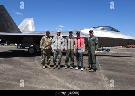 South Carolina State Senator Lindsey Graham besucht die South Carolina National Guard Luft- und Boden-Expo auf McEntire Joint National Guard Base, 7. Mai 2017. Diese Expo ist eine kombinierte Waffen Demonstration der Fähigkeiten von South Carolina National Guard Flieger und Soldaten beim sagen Danke für die Unterstützung der Kolleginnen und Kollegen SüdCarolinians und den umliegenden Gemeinden präsentiert. (Foto: U.S. Air National Guard Senior Airman Ashleigh S. Pavelek) Stockfoto