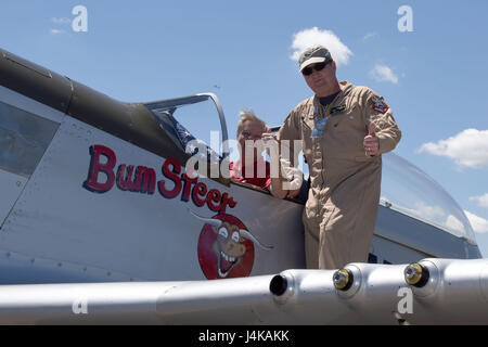 South Carolina State Senator Lindsey Graham besucht die South Carolina National Guard Luft- und Boden-Expo auf McEntire Joint National Guard Base, 7. Mai 2017. Diese Expo ist eine kombinierte Waffen Demonstration der Fähigkeiten von South Carolina National Guard Flieger und Soldaten beim sagen Danke für die Unterstützung der Kolleginnen und Kollegen SüdCarolinians und den umliegenden Gemeinden präsentiert. (Foto: U.S. Air National Guard Senior Airman Ashleigh S. Pavelek) Stockfoto