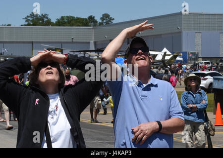 Menschenmassen genießen die South Carolina National Guard Luft- und Boden-Expo auf McEntire Joint National Guard Base, S.C., 7. Mai 2017. Diese Expo ist eine kombinierte Waffen Demonstration der Fähigkeiten von South Carolina National Guard Flieger und Soldaten beim sagen Danke für die Unterstützung der Kolleginnen und Kollegen SüdCarolinians und den umliegenden Gemeinden präsentiert. (Foto: U.S. Air National Guard Senior Master Sgt. Edward Snyder) Stockfoto