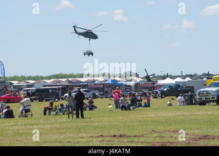 Menschenmassen beobachten Soldaten von der Firma Alpha 2-149 General Support Aviation Battalion, 1-111. Aviation Regiment mit einem UH-60 Black Hawk, um ein Humvee während der South Carolina National Guard Luft und Boden-Expo auf McEntire Joint National Guard Base, South Carolina, 7. Mai 2017 Luftbrücke. Diese Messe ist eine kombinierte Waffen-Demonstration der Fähigkeiten der South Carolina National Guard und Soldaten beim sagen Danke für die Unterstützung der Kolleginnen und Kollegen SüdCarolinians und den umliegenden Gemeinden präsentiert. (South Carolina Nationalgarde Foto von Sgt. Brad Schwuchtel, 108. Public Affairs-Abteilung) Stockfoto