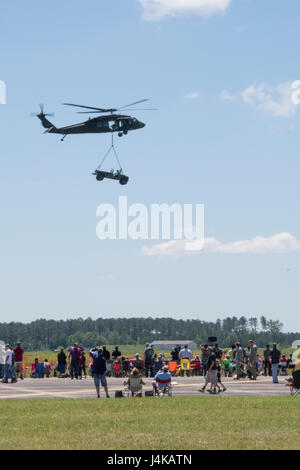 Menschenmassen beobachten Soldaten von der Firma Alpha 2-149 General Support Aviation Battalion, 1-111. Aviation Regiment mit einem UH-60 Black Hawk, um ein Humvee während der South Carolina National Guard Luft und Boden-Expo auf McEntire Joint National Guard Base, South Carolina, 7. Mai 2017 Luftbrücke. Diese Messe ist eine kombinierte Waffen-Demonstration der Fähigkeiten der South Carolina National Guard und Soldaten beim sagen Danke für die Unterstützung der Kolleginnen und Kollegen SüdCarolinians und den umliegenden Gemeinden präsentiert. (South Carolina Nationalgarde Foto von Sgt. Brad Schwuchtel, 108. Public Affairs-Abteilung) Stockfoto