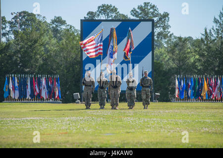 Der 3. US-Infanteriedivision Color Guard beteiligt sich an die Abteilung Änderung der Befehl Zeremonie am Cotrell Field, Fort Stewart, Georgia, 8. Mai 2017 statt. (US Armee-Foto von Lieutenant Colonel Brian J. Fickel) Stockfoto