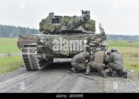 Österreichische Soldaten mit dem Bundesheer-Platoon arbeiten, um einen Abschnitt des Titels ein Leopard 2A4-Panzer, während der starke Europa Tank Challenge (SETC) bei der 7. Armee Befehl Grafenwöhr Training Trainingsbereich, Grafenwöhr, Deutschland, 8. Mai 2017 zu ersetzen. Die starke Europa Tank Challenge (SETC) ist von US-Army in Europa und die deutsche Armee, 7.-12. Mai 2017 Co-Gastgeber. Der Wettbewerb wurde entwickelt, um eine dynamische Präsenz-Projekt, militärische Partnerschaft zu fördern, Förderung der Interoperabilität und bietet eine Umgebung für den Austausch von Taktiken, Techniken und Verfahren. Züge aus sechs Nationen der NATO und Partner sind in t Stockfoto