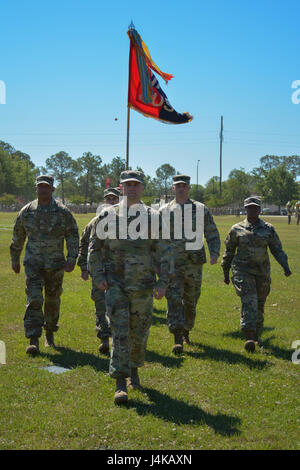 Der Kommandeur der 3. Infanteriedivision Sustainment Brigade führt die Farben der Division im Cottrell-Feld während eines Durchgangs in Fort Stewart, Georgia, als Teil einer Zeremonie zum Wechsel der Kommandoführung, die alle Soldaten innerhalb der Division repräsentiert. Stockfoto