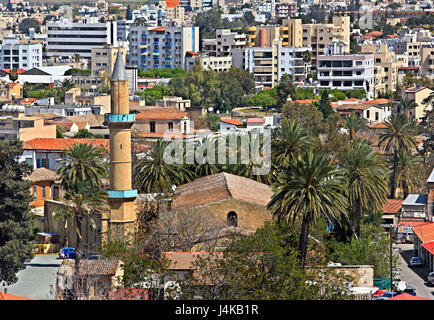 Blick auf Omeriye (oder "Omerye") Moschee in der Altstadt von Nikosia (Lefkosia). Blick vom Turm der Shakolas. Stockfoto