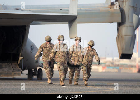 US Army combat Mediziner, mit dem 86. Combat Support Hospital, verschieben einen simulierten Unfall aus einem MV-22 Osprey, während einer gemeinsamen Übung mit Marines aus Marine Medium Tiltrotor Squadron - 364 (VMM-364), im Camp Arifjan, Kuwait 8. Mai 2017. (US Armee-Foto von Sgt. Christopher Bigelow) Stockfoto