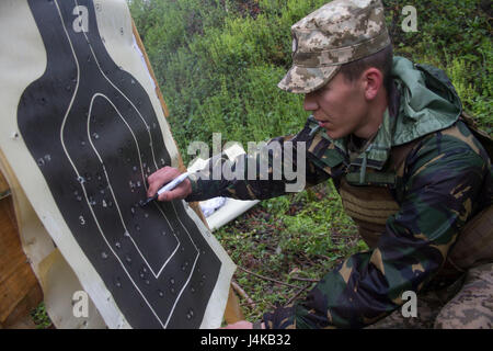 Ein Yavoriv GÜZ-Trainer markiert Zugriffe auf ein Ziel während der persönlichen Waffen, Ausbildung an der CTC International Peacekeeping und Security Center in der Nähe von Yavoriv, Ukraine, am 8. Mai.    CTC-Trainer, zusammen mit Soldaten der US Army 45. Infantry Brigade Combat Team, sind Ausbildung Truppen von der ukrainischen Armee 1. Airmobile Bataillon, 79. Air Assault Brigade in ihre Waffen während des Bataillons Drehung an der CTC effektiv einzusetzen. 45. IBCT bereitgestellt wird, im Rahmen der gemeinsamen multinationalen Training Group-Ukraine und paart sich mit Soldaten aus mehreren nat Stockfoto