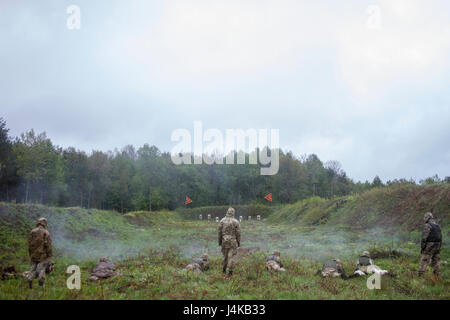 Ukrainische Soldaten erhalten eine persönliche Waffentraining im Yavoriv Combat Training Center, unterstützt von Trainern der 45. Infanterie Brigade Combat Team der US-Armee, um die Kampferfahrung während der Rotationen zu verbessern. Stockfoto