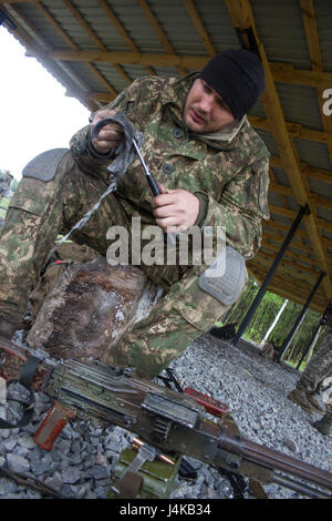 Ein ukrainischer Soldat des 1. Airmobile Bataillons, 79th Air Assault Brigade, führte persönliche Waffentraining im Yavoriv Combat Training Center durch, unter der Leitung von CTC Trainern und Infanterie Brigade Combat Team Instruktoren der US Army 45th Infantry Brigade, um die Fähigkeiten der Waffen zu verbessern. Stockfoto
