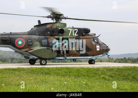 Eine bulgarische Eurocopter AS 532 AL Cougar der bulgarischen Armee landet auf einem Flugplatz während der Durchführung einer simulierten medizinischen Evakuierung während Saber Junction 17 im Hohenfels Trainingsbereich, Deutschland, 8. Mai 2017. Säbel Junction 17 ist der US-Army Europe 2d Kavallerie-Regiment Kampftraining Zentrum Zertifizierung Übung, statt an den Joint Multinational Readiness Center in Hohenfels, Deutschland, April 25-Mai 19, 2017. Die Übung soll die Bereitschaft des Regiments, einheitliches Land tätig, mit Schwerpunkt auf Proben der Übergang von der Garnison auf c Stockfoto