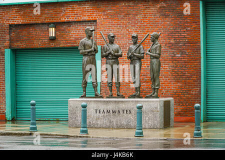 Bronzestatuen von Red-Sox-Teamkollegen an Fenway Park Boston - BOSTON, MASSACHUSETTS Stockfoto