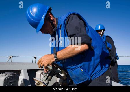 170508-N-EO381-005-Karibik (8. Mai 2017) - innere Kommunikation Elektriker 1. Klasse Nick Granno, zugeordnet der Zyklon-Klasse Küsten Patrouillenschiff USS Zephyr (PC-8), greift die Ankerkette im Meer und Anker Detail. Zephyr ist derzeit im Gange zur Unterstützung Betrieb Martillo, eine Zusammenarbeit mit der U.S. Coast Guard und Partner Nationen innerhalb der USA 4. Flotte Einsatzgebiet. (Foto: U.S. Navy Mass Communication Specialist 3. Klasse Casey J. Hopkins/freigegeben) Stockfoto