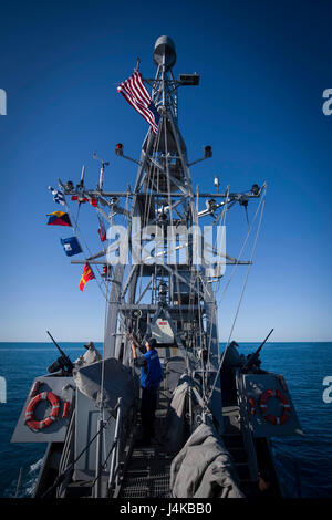 170507-N-EO381-047-Karibik (8. Mai 2017) - Operation Spezialist Seemann Justen Gourley, zugeordnet der Zyklon-Klasse Küsten Patrouillenschiff USS Zephyr (PC-8), wirft die Schiffe Flaggen im Meer und Anker Detail. Zephyr ist derzeit im Gange zur Unterstützung Betrieb Martillo, eine Zusammenarbeit mit der U.S. Coast Guard und Partner Nationen innerhalb der USA 4. Flotte Einsatzgebiet. (Foto: U.S. Navy Mass Communication Specialist 3. Klasse Casey J. Hopkins/freigegeben) Stockfoto