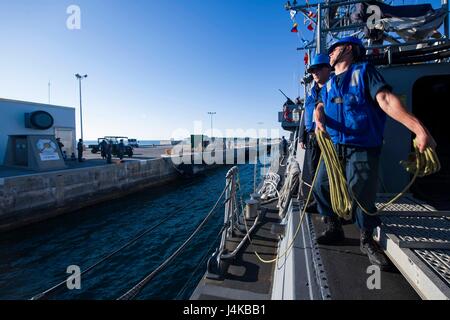 170508-N-EO381-081 KEY WEST, Florida (8. Mai 2017) - Seekadett 2. Klasse Forrest Saunders, vorübergehend zugewiesen, die Zyklon-Klasse Küsten Patrouillenschiff USS Zephyr (PC-8), wirft eine Wurfleine während Meer und Anker Detail. Zephyr ist derzeit im Gange zur Unterstützung Betrieb Martillo, eine Zusammenarbeit mit der U.S. Coast Guard und Partner Nationen innerhalb der USA 4. Flotte Einsatzgebiet. (Foto: U.S. Navy Mass Communication Specialist 3. Klasse Casey J. Hopkins/freigegeben) Stockfoto