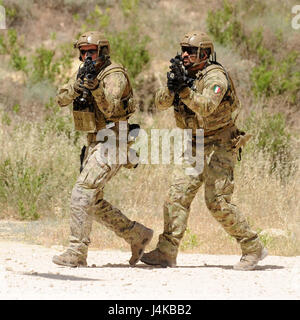 AMMAN, Jordanien (8. Mai 2017) italienische Flieger zugewiesen, die 17. Special Operations Wing, Teilnahme an Kleinaggregat Taktik, bereiten Sie ein Gebäude während der Bohrer im König Abdullah II besondere Operations Training Center, im Rahmen der Übung Eager Lion zu löschen. Begierig, Löwe eine jährliche US Central Command Übung in Jordanien soll um zu militärischer Beziehungen zwischen den USA, Jordanien und anderen internationalen Partnern zu stärken. Das diesjährige Iteration besteht aus etwa 7.200 Soldaten aus mehr als 20 Nationen, die Szenarien, die Grenzsicherung, Befehl antwortet Stockfoto