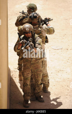 AMMAN, Jordanien (8. Mai 2017) Mitglieder der US Air Force Special Operation 23 spezielle Taktiken Squadron, Jordanischen Streitkräfte spezielle Task Force und italienischen Special Operations Wing, Teilnahme an Kleinaggregat Taktik vorzubereiten um ein Gebäude während der Bohrer im König Abdullah II besondere Operations Training Center, im Rahmen der Übung Eager Lion zu löschen. Begierig, Löwe eine jährliche US Central Command Übung in Jordanien soll um zu militärischer Beziehungen zwischen den USA, Jordanien und anderen internationalen Partnern zu stärken. Das diesjährige Iteration besteht aus etwa 7.200 militärische pro Stockfoto