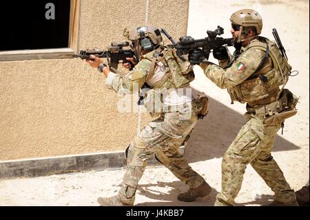 AMMAN, Jordanien (8. Mai 2017) Mitglieder der US Air Force Special Operation 23 spezielle Taktiken Squadron und italienischen Special Operations Wing, Teilnahme an Kleinaggregat Taktik, bereiten Sie ein Gebäude während der Bohrer im König Abdullah II besondere Operations Training Center, im Rahmen der Übung Eager Lion zu löschen. Begierig, Löwe eine jährliche US Central Command Übung in Jordanien soll um zu militärischer Beziehungen zwischen den USA, Jordanien und anderen internationalen Partnern zu stärken. Das diesjährige Iteration besteht aus etwa 7.200 Soldaten aus mehr als 20 Nationen, die wird Stockfoto