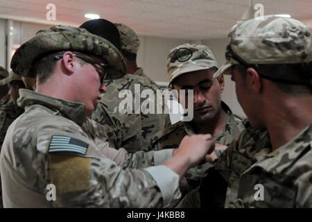 AMMAN, Jordanien (8. Mai 2017) Soldaten zugewiesen jordanischen Streitkräfte spezielle Task Force 101 und Flieger zur US Air Force Special Operation 23 spezielle Taktiken Squadron versetzt, Teilnahme an Tactical Combat Casualty Care Training im König Abdullah II Special Operations Training Center, im Rahmen der Übung Eager Lion. Begierig, Löwe eine jährliche US Central Command Übung in Jordanien soll um zu militärischer Beziehungen zwischen den USA, Jordanien und anderen internationalen Partnern zu stärken. Das diesjährige Iteration besteht aus etwa 7.200 Soldaten aus mehr als 20 nat Stockfoto